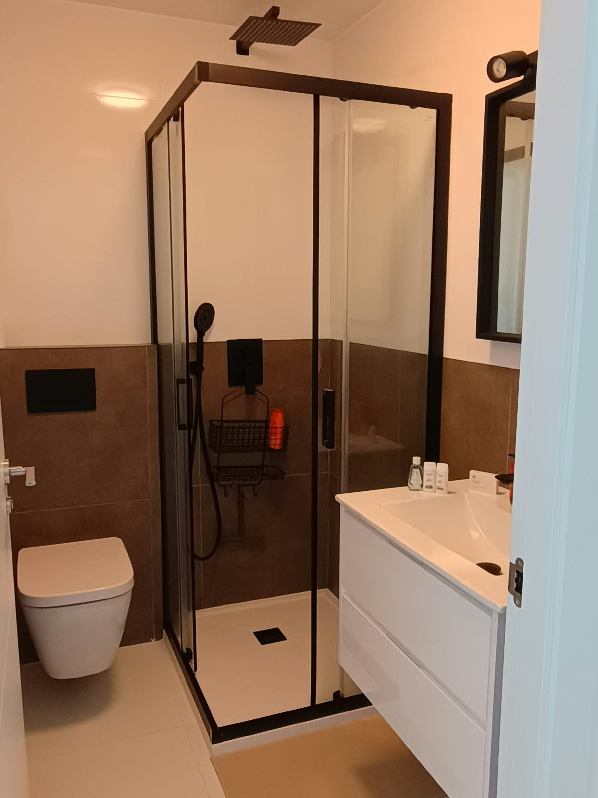 Tweede badkamer met douche en wastafel