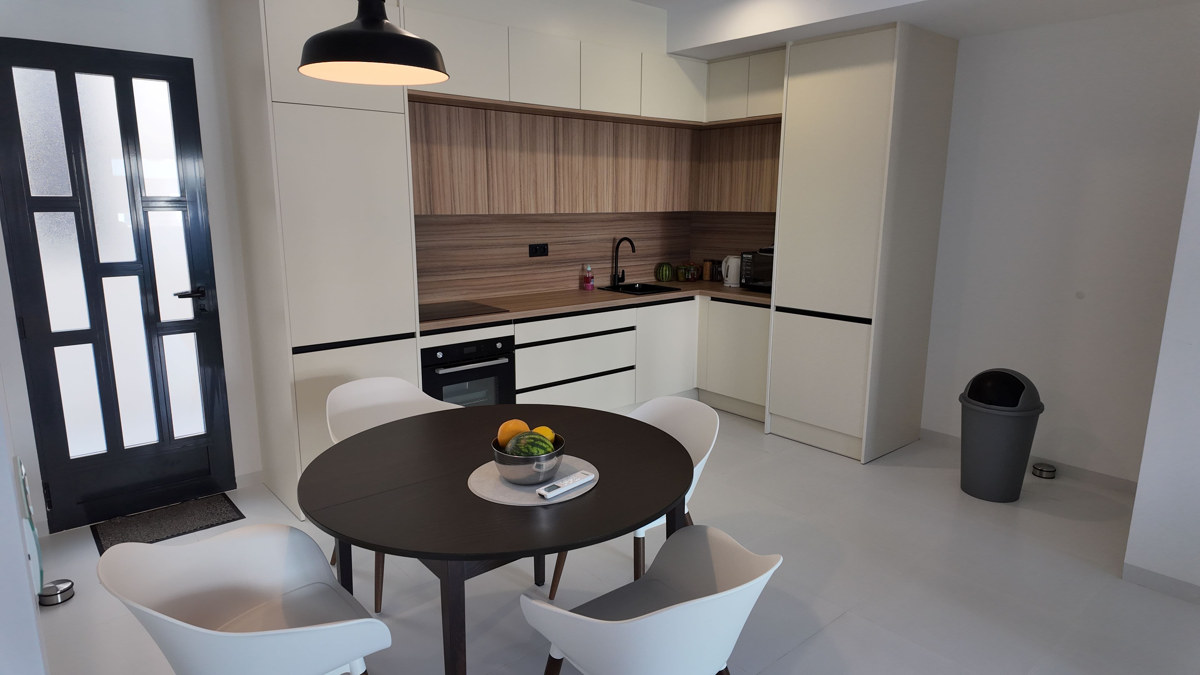 Moderne open keuken met eettafel